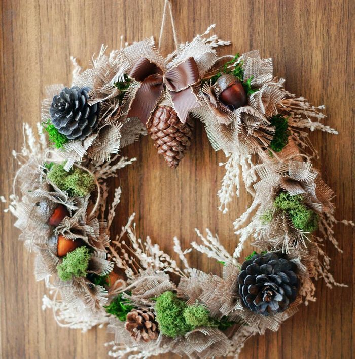 Mereka membuat karangan bunga dengan tangan mereka sendiri, setelah menghabiskan satu malam untuk membuatnya.