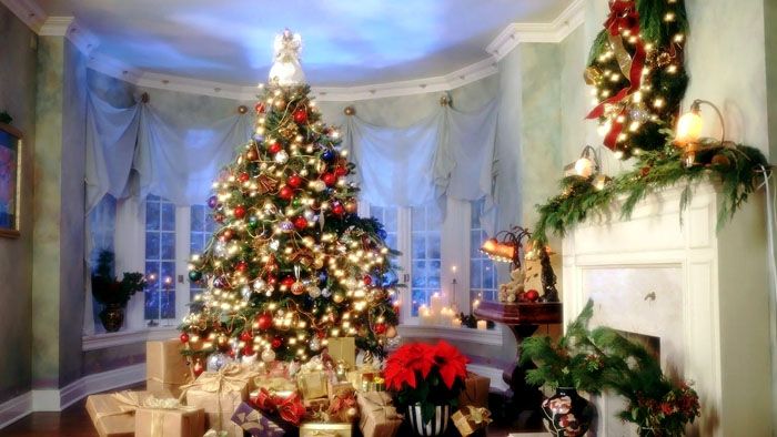 Adalah mudah untuk meletakkan pokok Krismas di pangsapuri dengan tingkap: ia akan menjadi pusat bilik