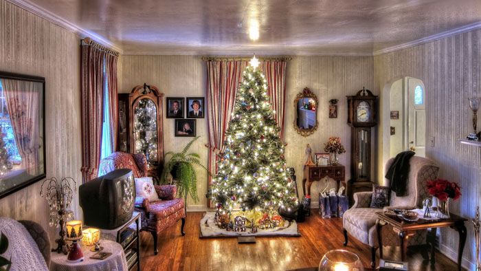 Untuk hiasan dalaman tradisional, tetap menghias ruang tamu dengan pokok Krismas yang mengagumkan dan terang, yang mengalihkan perhatian dari perkara-perkara lain di dalam bilik.