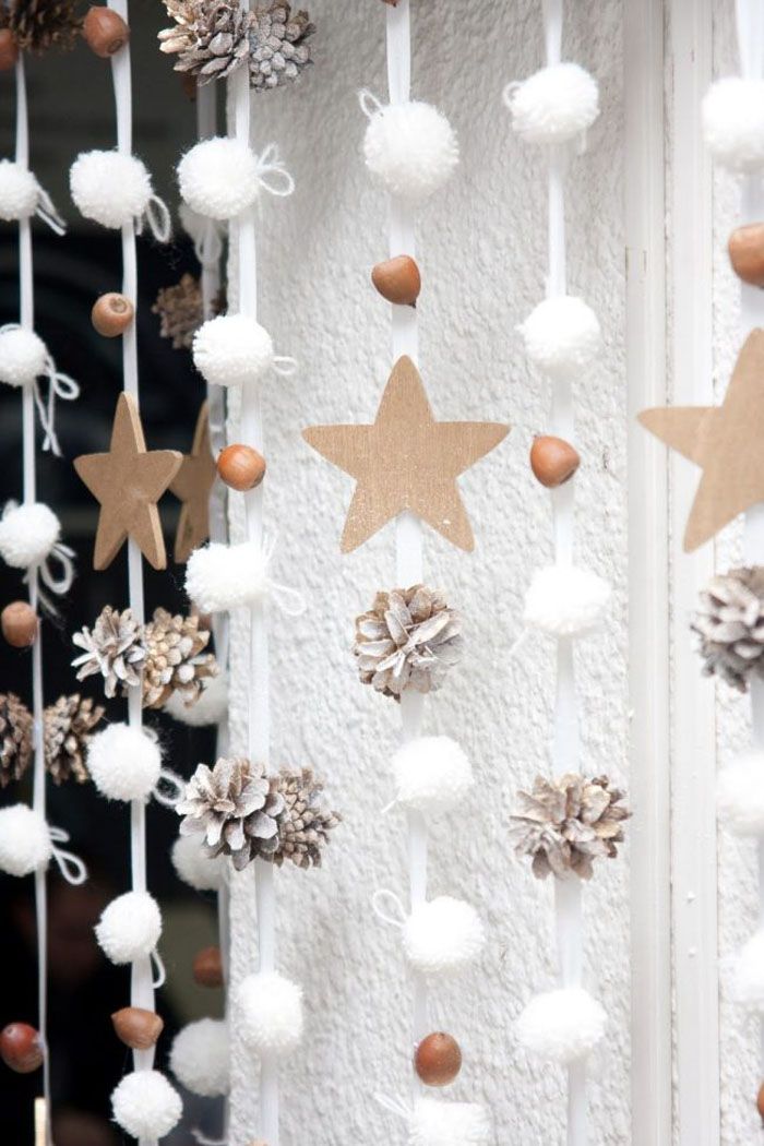 Lebih baik merentangkan benang dan menggantung keseluruhan hiasan di atasnya daripada memikirkan setiap elemen secara berasingan, memusnahkan apartmen dalam usaha memasang mainan pokok Krismas ke siling