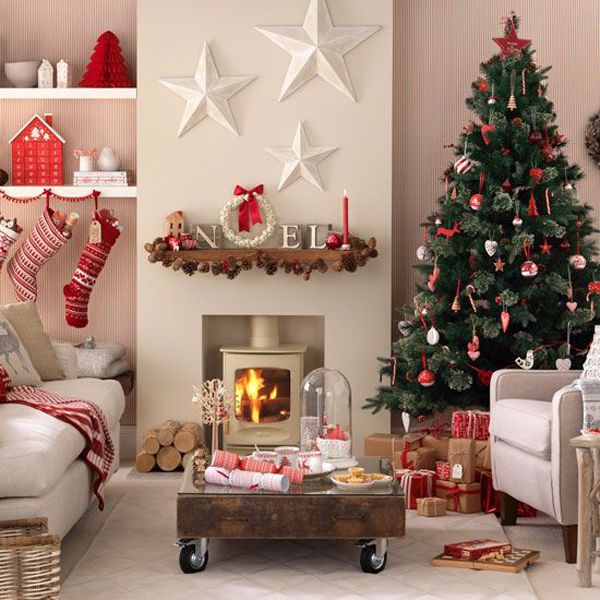 Există doar trei culori principale: alb, roșu și ... conifer. Toate obiectele decorului obișnuit trebuie îndepărtate și, în locul lor, simbolurile și elementele pur de Crăciun trebuie așezate pe rafturi.