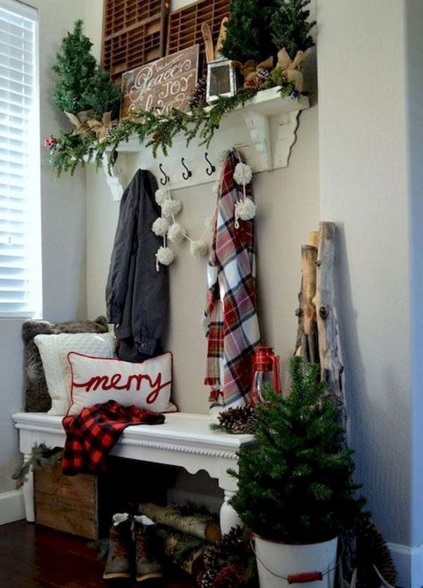 O opțiune atunci când există un dulap la celălalt capăt al holului, iar umerașele nu par supraîncărcate. Lemnul de foc este asociat cu serile de iarnă și, dacă îl puneți sub bancă, puteți obține efectul dorit de relaxare psihologică. Nu contează dacă există un șemineu funcțional, principalul este impresia!