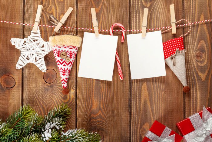 Panourile din lemn sunt, de asemenea, decorate: de exemplu, un cablu obișnuit de in este destul de capabil să reziste decorului de Anul Nou