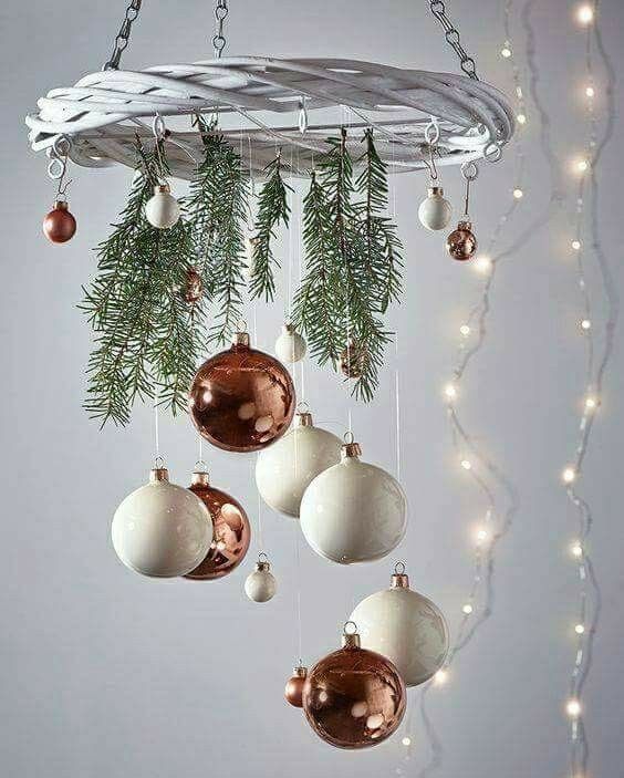 O coroană de flori este țesută dintr-o viță de vie, dar nu o atârnă pe ușă, ci, așezând-o pe orizontală, decorează-o cu jucării și atârnă-o sub tavan