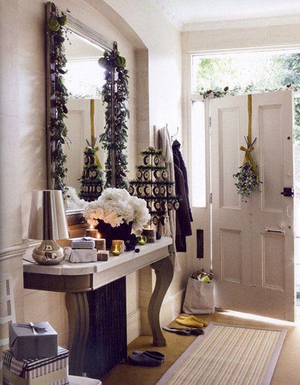 O ușă fără coroană de Crăciun - și deloc o ușă! Dacă nu doriți să atârnați o coroană de flori, puteți decora ușa cu crengi simple și un pom de Crăciun stilizat și o ghirlandă