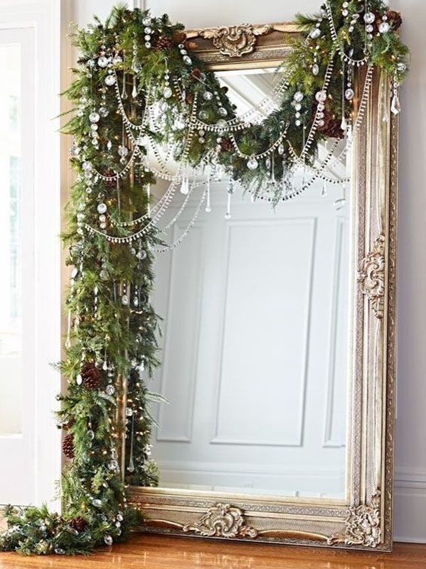 Fotografia arată cum să decorați o cameră pentru Anul Nou cu o ghirlandă de conifere
