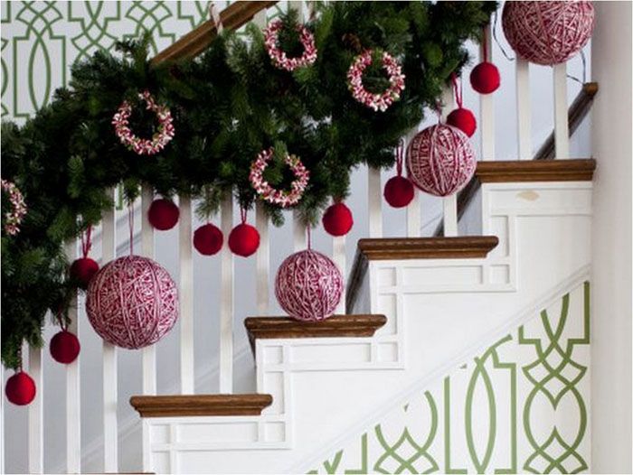 Dacă casa are o scară, va fi de neiertat să o ratezi și să nu decorezi balustrada cu ace de pin și felinare