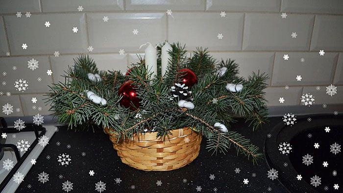 Decor pe masă: puneți crenguțe de molid, jucării în coș și introduceți lumânări. Dacă intenționați să aprindeți lumânări, acestea trebuie fixate cu ceară într-o poziție strict în picioare.