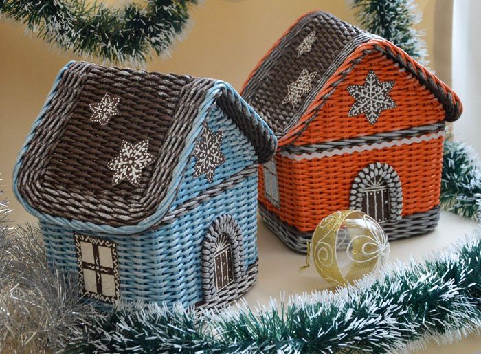 Țesutul din ziare este suficient de ușor de stăpânit, modelul de țesut al unei astfel de case nu diferă de modelul de țesut al unui coș simplu. Decupajul cu șervețelele de Anul Nou va finaliza treaba