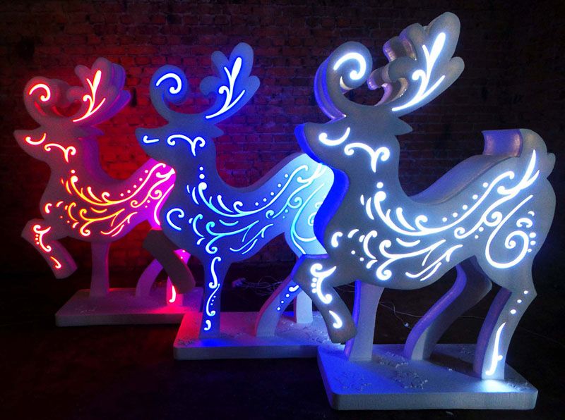 Dacă doriți, puteți face astfel de căprioare cu propriile mâini: baza din carton din interior este umplută cu ghirlande LED