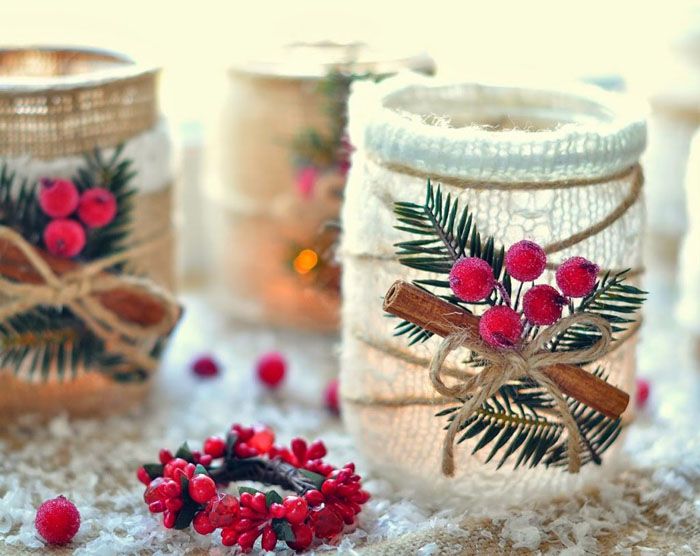 Chiar și cel mai tânăr membru al familiei se poate descurca cu un astfel de produs cu ajutorul părinților. La baza sfeșnicului se află un borcan, care a fost acoperit cu adeziv PVA și rulat în sare și nucă de cocos