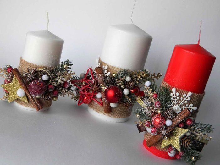 Elementele pregătite pentru decorarea unei lumânări sunt atașate la o bandă de pânză cu lipici fierbinte