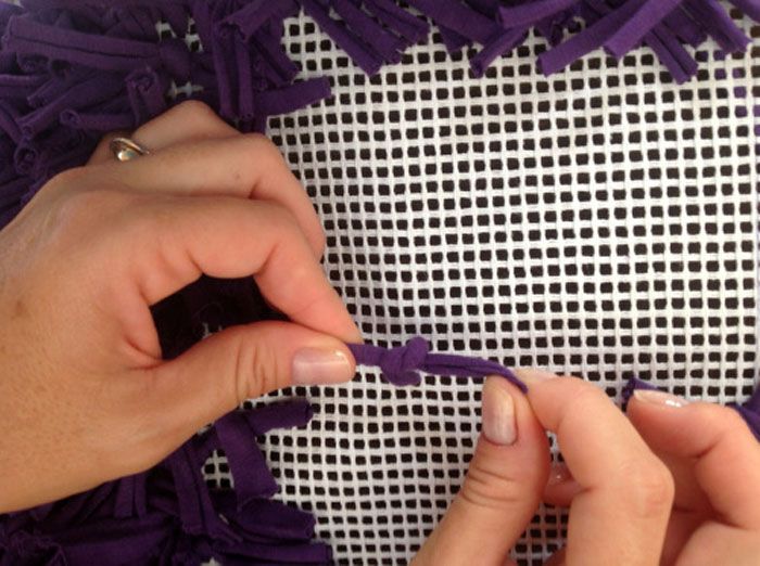 Este un proces simplu de a crea un miracol de covor - introduceți un plasture, scoateți-l cu un cârlig de croșetat și legați un nod