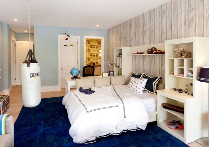 Hobby's die op deze leeftijd zijn verworven, kunnen een leven lang blijven bestaan. Daarom, als een zoon de wens uitsprak om muzikant te worden, moet een muziekinstrument zijn eigen niche in ontwerp vinden. Hetzelfde geldt voor de bokszak en handschoenen.