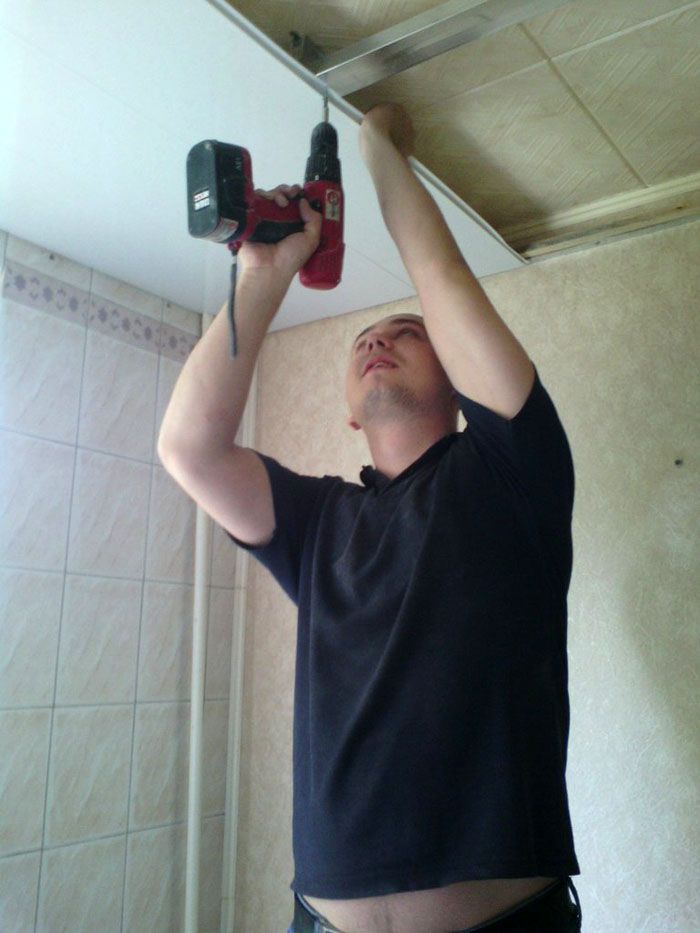 Now the work goes like clockwork: each panel slides into the groove of the previous one and is attached with self-tapping screws to the frame