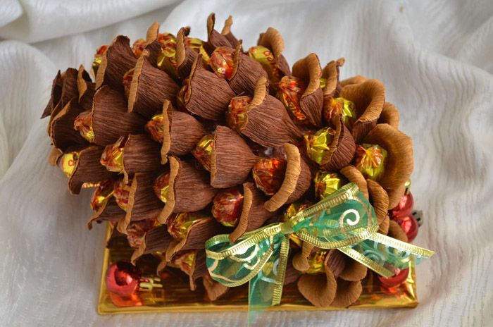 Each candy is wrapped in corrugated paper, pre-cut into equal pieces. In general, such a bouquet looks more like a huge bump: such an original composition looks even more interesting
