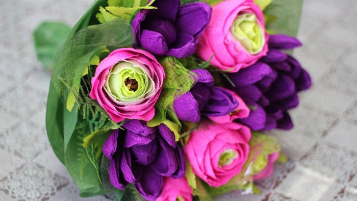 The bouquet may contain several candies hidden in the petals.