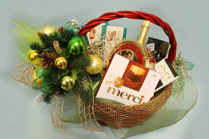 If fantasy is asleep, you can simply beautifully fold the prepared goodies along with coffee and champagne into a basket of a suitable size and decorate everything a little with New Year's decor