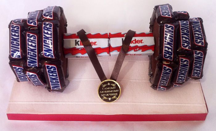 Foam pancakes are decorated with corrugated paper and pasted over with sweets. A cardboard tube is used in the middle