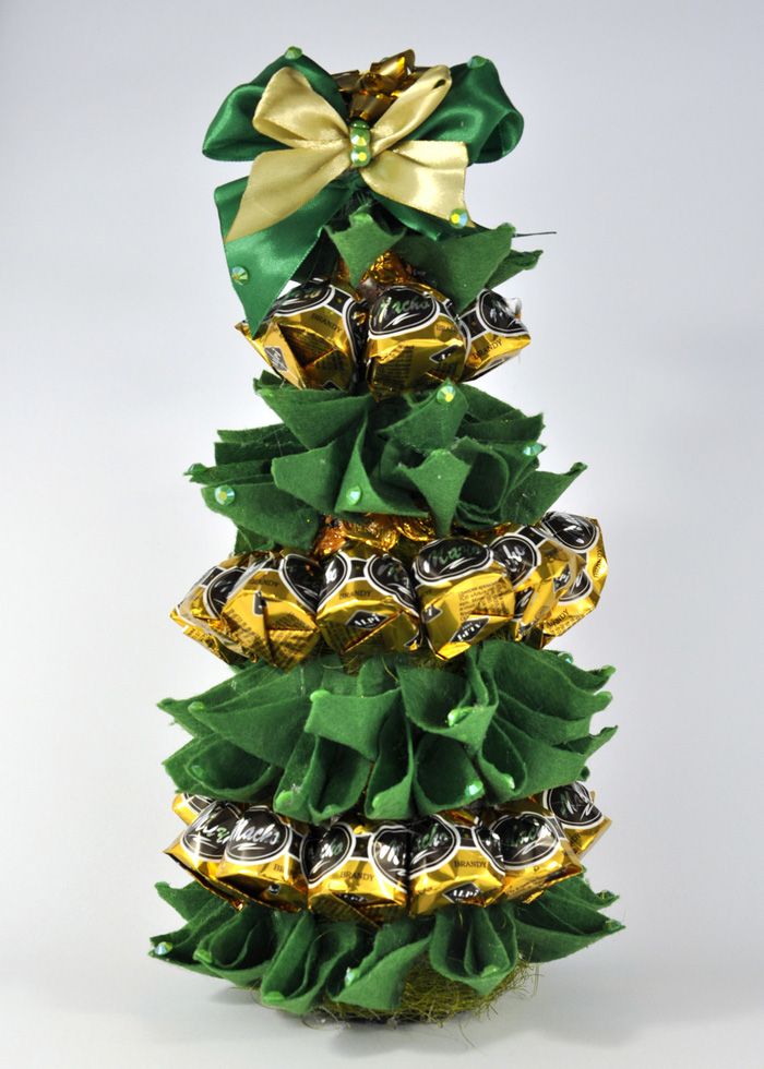 Felt and sweets. So you can decorate not only a hat for a children's Christmas tree, but also a bottle of champagne