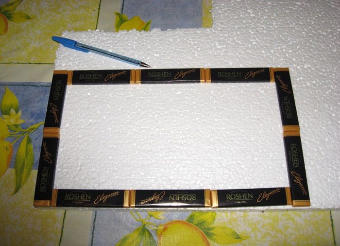 The work is based on rectangular sheets of polystyrene, which are pasted over with long candies