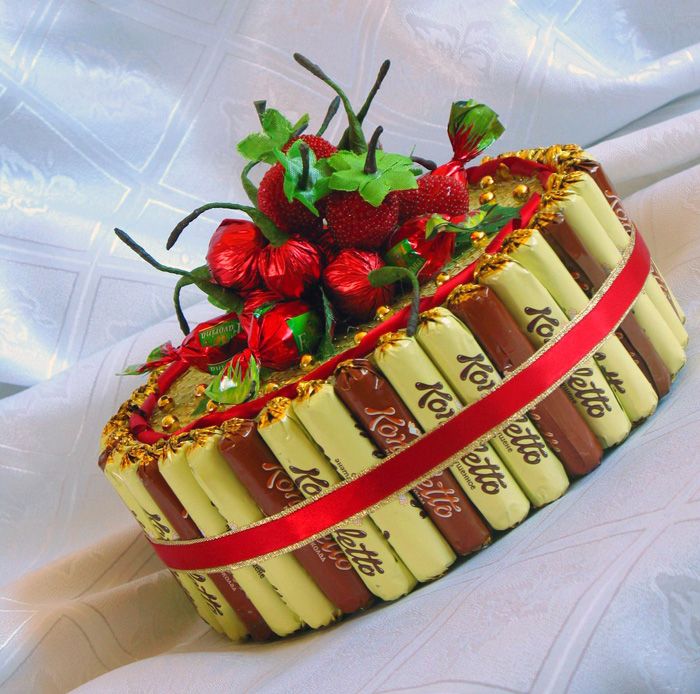 Outside, for decorativeness, sweets are left in a wrapper, and inside you can beautifully lay different types of sweets in layers, imitating a real cake