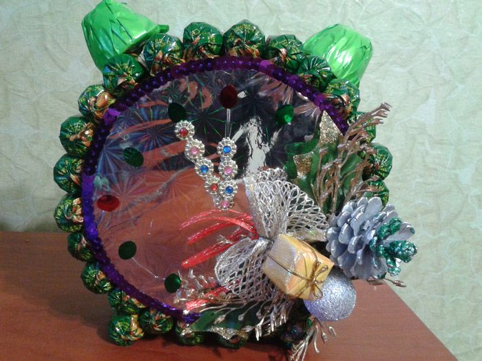 Almost flat candies are chosen for the side wall, and rounded or large ones for calls.