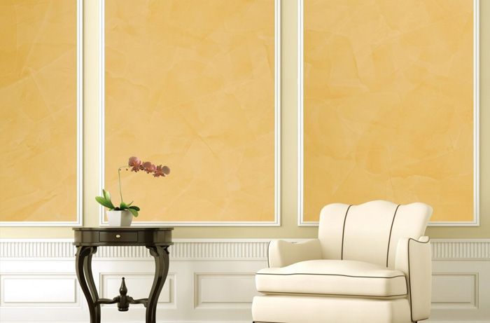 Штукатурката често се допълва с дървена ламперия