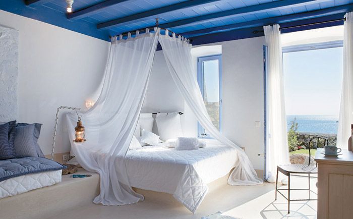 Стаите са украсени с изобилие от зеленина, керамика и въздушни завеси