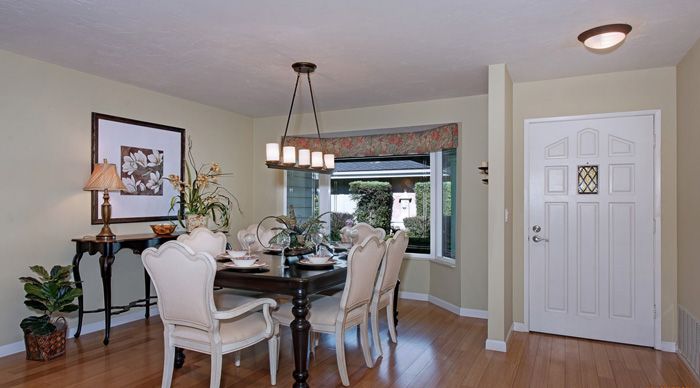 Стенни лампи под формата на удебелени свещи перфектно ще се впишат в интериора.