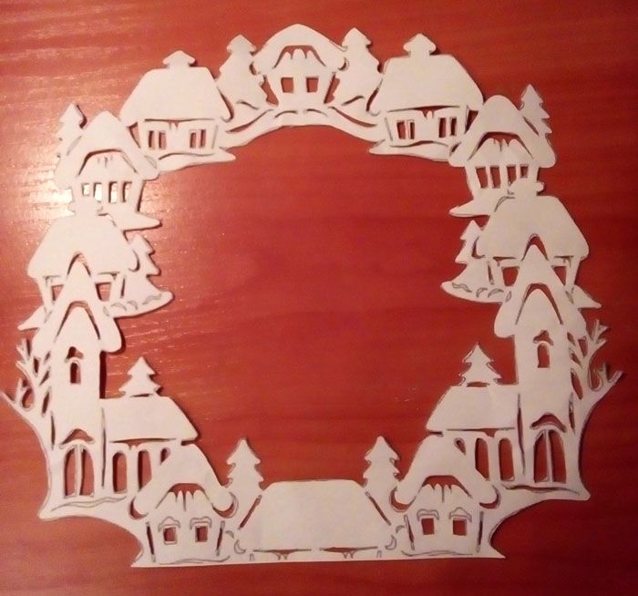 Such a wreath can also be placed on the door if you make it colored.