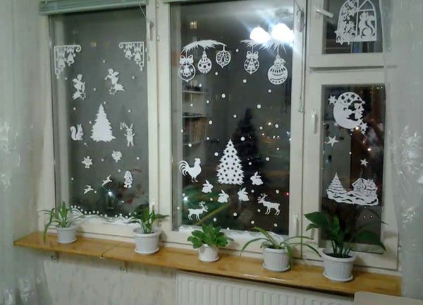 If you need to add a couple of strokes, then these elements are attached to the window with soap, sprayed with a brush or smeared with a brush, and then remove unnecessary paper