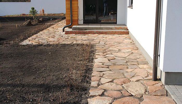 Използването на естествен камък за декориране на местността