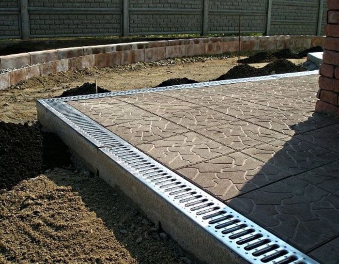 Широката структура не само ще осигури отводняване на дъждовните води и ще украси местната зона, но ще служи и като пътека