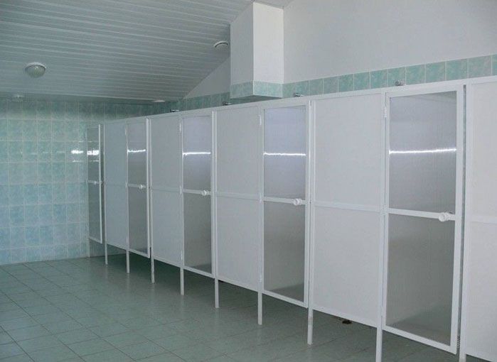 A causa del loro basso costo, le pareti divisorie in policarbonato per cabine doccia sono richieste negli impianti sportivi (stadi, piscine, ecc.)