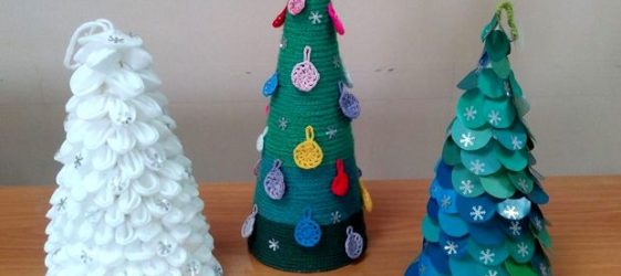 Albero di Natale e altri oggetti artigianali da dischetti di cotone per il nuovo anno
