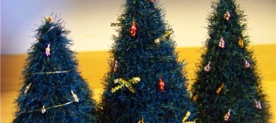 Albero di Natale fai da te fatto di filo e colla