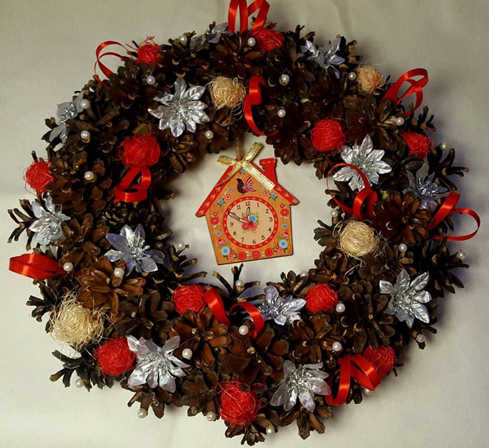 Не е необходимо да променяте естествения цвят, достатъчно е да добавите декоративни елементи от други цветове към продукта и да получите стилно нещо