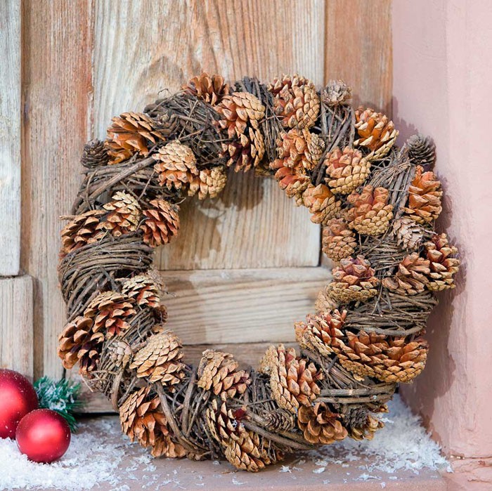 Смърчовите шишарки се комбинират с лозата.Лозата се събира предварително и се усуква на венец, или се събира с мигли, а преди работа миглите се накисват и леко подсушават