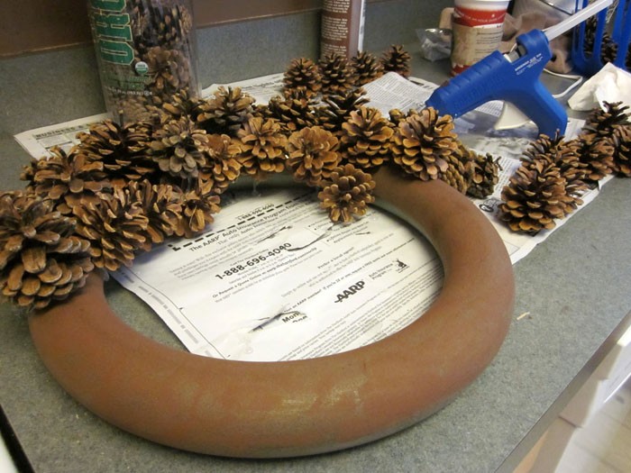 Конусите са най-лесни за закрепване към основата с помощта на горещо лепило.