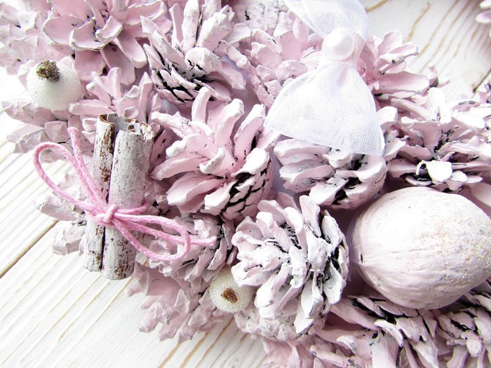 За да създадем дизайнерски венец, ние свързваме въображението, избираме цвета и декора. Ако е необходимо, не се страхуваме да боядисваме продукта