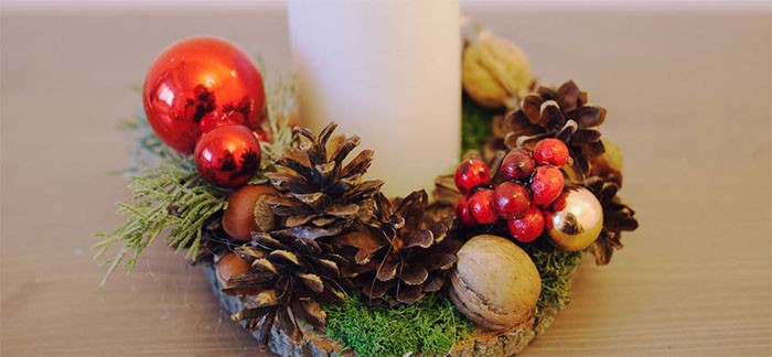 Свещникът може да се основава на трион, отрязан от дърво, дебел картон, полистирол или чинийка