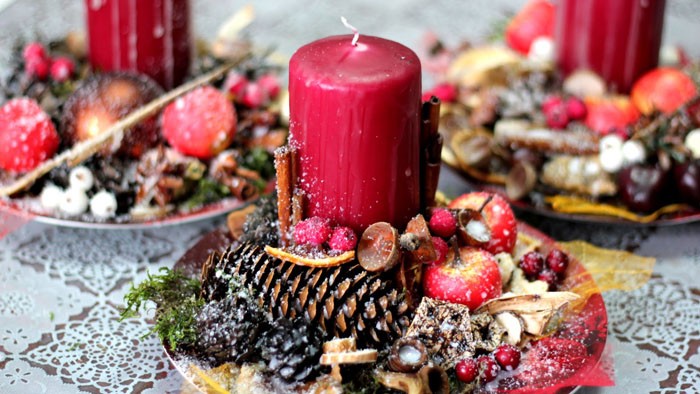 Ако поръсите композицията с настърган восък, ще получите възхитителен ефект на прах от сняг.