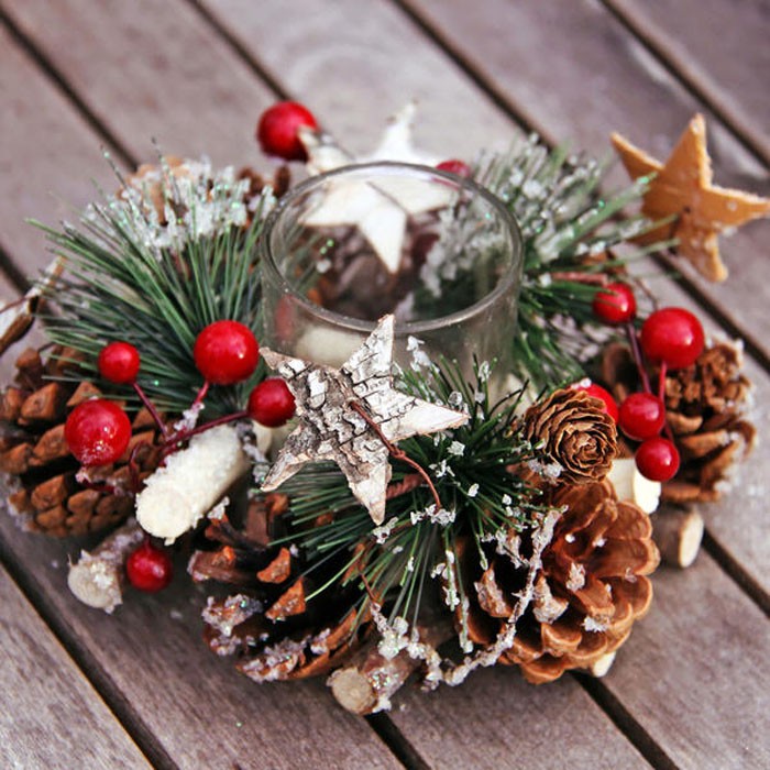 Можете да навиете клонка от игли върху тел и да направите мини венец, който е украсен с различни материали. Вътре във венеца се вкарва чаша със свещ