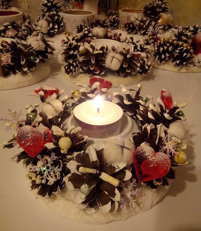 Как да украся свещник? Различни фигури, скелетни листа, мъниста, изкуствени клонки, обемни миниатюрни снежинки, ръчно изработени елементи, използващи техниката на скрапбукинг ... Точно преди да фиксирате композицията с восък или горещо лепило, вземете предвид съвместимостта на декора, за да не прекалявате