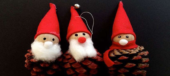 За главата на Дядо Коледа можете да вземете както кръгли заготовки, така и ненужни детски топки или дори големи орехи. Брада и шапка могат да бъдат ушити от филц или направени с техника на сплъстяване