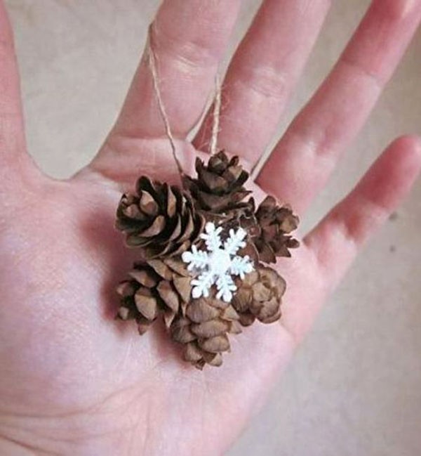 Шишарки от лиственица са малки, от тях се правят прекрасни спретнати снежинки.Горещото лепило ще помогне да се събере такава снежинка