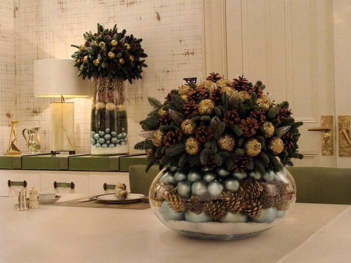 Стари аквариуми и коледни топки, съчетани с подаръци от ели и борове, правят чудеса с новогодишната атмосфера!