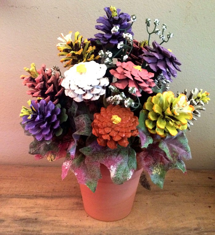 Конусите за оцветяване вдъхновиха мнозина да създават интересни иглолистни букети