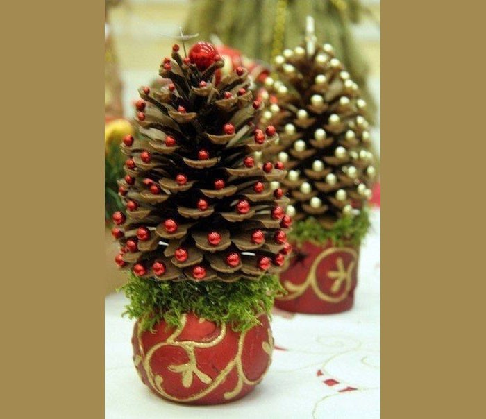 Малко коледно дърво не е студено през зимата, тъй като може да заеме най-видното място на маса, камина или перваза на прозореца